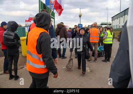 Medyka, Polen. 6. April 2022. Tausende ukrainische Flüchtlinge, die erfolgreich zu Fuß nach Polen einreisen, nachdem sie dem Terror Putins in ihrem Land entkommen sind, betreten das Grenzlager Medyka, wo eine Masse von mitfühlenden internationalen Freiwilligen bereit ist, ihnen bei jedem Schritt auf dem Weg in Sicherheit und in ihre neue Heimat zu helfen. (Bild: © Amy Katz/ZUMA Press Wire) Stockfoto