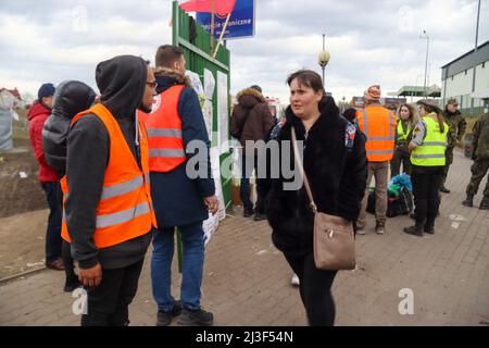 Medyka, Polen. 6. April 2022. Tausende ukrainische Flüchtlinge, die erfolgreich zu Fuß nach Polen einreisen, nachdem sie dem Terror Putins in ihrem Land entkommen sind, betreten das Grenzlager Medyka, wo eine Masse von mitfühlenden internationalen Freiwilligen bereit ist, ihnen bei jedem Schritt auf dem Weg in Sicherheit und in ihre neue Heimat zu helfen. (Bild: © Amy Katz/ZUMA Press Wire) Stockfoto