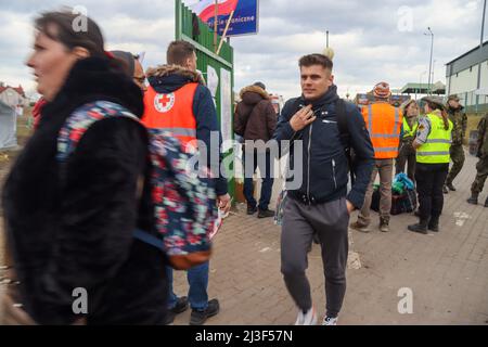 Medyka, Polen. 6. April 2022. Tausende ukrainische Flüchtlinge, die erfolgreich zu Fuß nach Polen einreisen, nachdem sie dem Terror Putins in ihrem Land entkommen sind, betreten das Grenzlager Medyka, wo eine Masse von mitfühlenden internationalen Freiwilligen bereit ist, ihnen bei jedem Schritt auf dem Weg in Sicherheit und in ihre neue Heimat zu helfen. (Bild: © Amy Katz/ZUMA Press Wire) Stockfoto