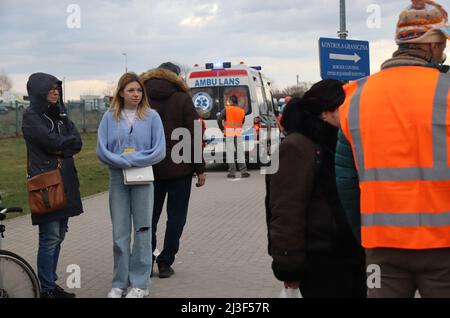 Medyka, Polen. 6. April 2022. Tausende ukrainische Flüchtlinge, die erfolgreich zu Fuß nach Polen einreisen, nachdem sie dem Terror Putins in ihrem Land entkommen sind, betreten das Grenzlager Medyka, wo eine Masse von mitfühlenden internationalen Freiwilligen bereit ist, ihnen bei jedem Schritt auf dem Weg in Sicherheit und in ihre neue Heimat zu helfen. (Bild: © Amy Katz/ZUMA Press Wire) Stockfoto