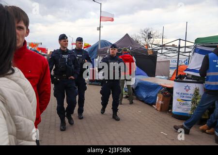 Medyka, Polen. 6. April 2022. Tausende ukrainische Flüchtlinge, die erfolgreich zu Fuß nach Polen einreisen, nachdem sie dem Terror Putins in ihrem Land entkommen sind, betreten das Grenzlager Medyka, wo eine Masse von mitfühlenden internationalen Freiwilligen bereit ist, ihnen bei jedem Schritt auf dem Weg in Sicherheit und in ihre neue Heimat zu helfen. (Bild: © Amy Katz/ZUMA Press Wire) Stockfoto