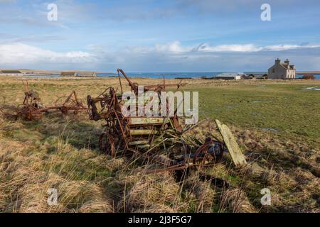 Alte rostige Landmaschinen auf einem abgelegenen Bauernhof, Papa Westray, Orkney Islands, Großbritannien Stockfoto