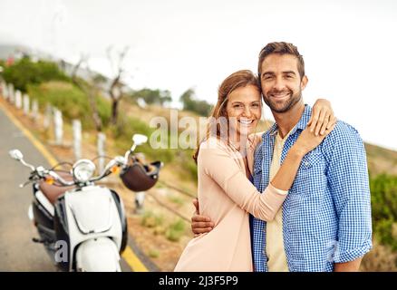 Diese Seite brachte uns näher zusammen. Aufnahme eines abenteuerlichen Paares, das auf einem Motorrad unterwegs ist. Stockfoto