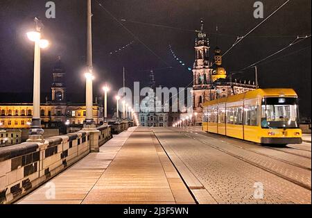 Dresden, Deutschland. 01. April 2022. Eine Straßenbahn der Linie 4 überquert die Augusust-Brücke in Richtung katholische Hofkirche. Quelle: Soeren Stache/dpa-Zentralbild/ZB/dpa/Alamy Live News Stockfoto