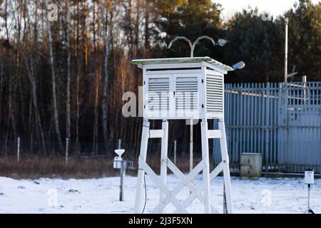 Wetterüberwachungsstation in Granica, im Kampinos-Nationalpark. Aufgenommen am Winternachmittag. Natürliches, weiches Licht Stockfoto