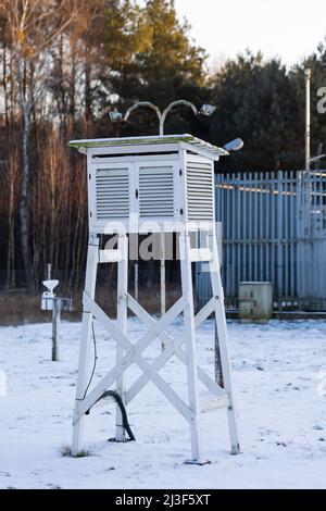 Wetterüberwachungsstation in Granica, im Kampinos-Nationalpark. Aufgenommen am Winternachmittag. Natürliches, weiches Licht Stockfoto