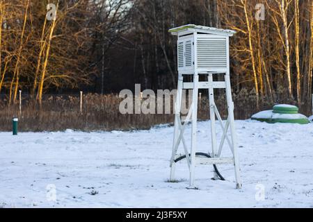 Wetterüberwachungsstation in Granica, im Kampinos-Nationalpark. Aufgenommen am Winternachmittag. Natürliches, weiches Licht Stockfoto