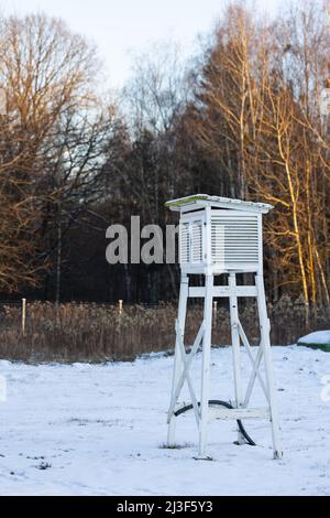 Wetterüberwachungsstation in Granica, im Kampinos-Nationalpark. Aufgenommen am Winternachmittag. Natürliches, weiches Licht Stockfoto