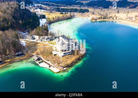 Drohnenfotografie vom Schloss Fuschl am Fuschlsee bei Salzburg, Oberösterreich, Europa. Stockfoto