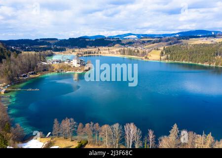 Drohnenfotografie vom Schloss Fuschl am Fuschlsee bei Salzburg, Oberösterreich, Europa. Stockfoto