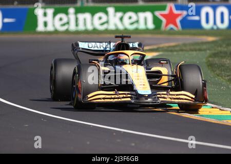 Albert Park, Melbourne, Victoria, Australien. 08. April 2022. FIA Formel-1-Weltmeisterschaft 2022 - Formel 1 Rolex großer Preis von Australien - Daniel Ricciardo (Australien ) Rennen für das McLaren-F1 Team mit dem (3) Mercedes MCL36 während des Trainings für das dritte Rennen der FIA Formel-1-Weltmeisterschaft 2022-Bildquelle: brett keating/Alamy Live News Stockfoto