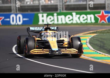 Albert Park, Melbourne, Victoria, Australien. 08. April 2022. FIA Formel-1-Weltmeisterschaft 2022 - Formel 1 Rolex großer Preis von Australien - Daniel Ricciardo (Australien ) Rennen für das McLaren-F1 Team mit dem (3) Mercedes MCL36 während des Trainings für das dritte Rennen der FIA Formel-1-Weltmeisterschaft 2022-Bildquelle: brett keating/Alamy Live News Stockfoto