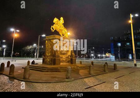 Dresden, Deutschland. 01. April 2022. Die Reiterstatue Goldener Reiter auf dem Neustädter Markt. Das mit Blattgold verkleidete Denkmal zeigt den sächsischen Kurfürsten Augustus, den Starken, der in römischer Rüstung nach Osten reitet. Quelle: Soeren Stache/dpa-Zentralbild/ZB/dpa/Alamy Live News Stockfoto