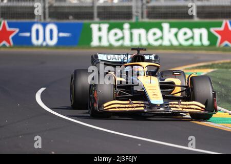 Albert Park, Melbourne, Victoria, Australien. 08. April 2022. FIA Formel-1-Weltmeisterschaft 2022 - Formel 1 Rolex großer Preis von Australien - Daniel Ricciardo (Australien ) Rennen für das McLaren-F1 Team mit dem (3) Mercedes MCL36 während des Trainings für das dritte Rennen der FIA Formel-1-Weltmeisterschaft 2022-Bildquelle: brett keating/Alamy Live News Stockfoto