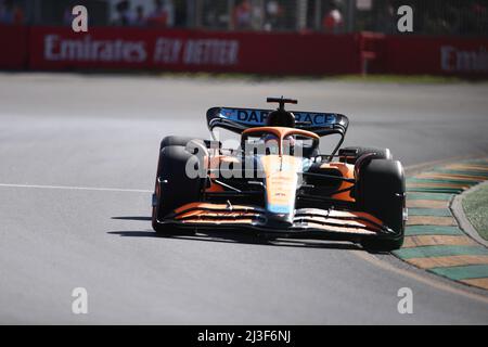 Albert Park, Melbourne, Victoria, Australien. 08. April 2022. FIA Formel-1-Weltmeisterschaft 2022 - Formel 1 Rolex großer Preis von Australien - Daniel Ricciardo (Australien ) Rennen für das McLaren-F1 Team mit dem (3) Mercedes MCL36 während des Trainings für das dritte Rennen der FIA Formel-1-Weltmeisterschaft 2022-Bildquelle: brett keating/Alamy Live News Stockfoto