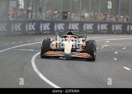 Albert Park, Melbourne, Victoria, Australien. 08. April 2022. FIA Formel-1-Weltmeisterschaft 2022 - Formel 1 Rolex großer Preis von Australien - Daniel Ricciardo (Australien ) Rennen für das McLaren-F1 Team mit dem (3) Mercedes MCL36 während des Trainings für das dritte Rennen der FIA Formel-1-Weltmeisterschaft 2022-Bildquelle: brett keating/Alamy Live News Stockfoto
