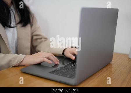 Nahaufnahme, Freiberuflerin mit Laptop-Computer im Café. Remote Working-Konzept. Stockfoto