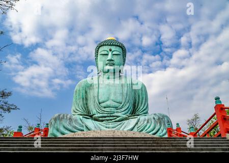 Lampang, Thailand, 16. März 2022 - Zeitraffer der Wolken, die sich hinter der nachgebildeten Statue des Großen Buddha von Kamakura in Japan bewegen, im Wat Phra Tha Stockfoto