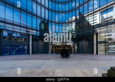 LONDON, Großbritannien - 026. FEBRUAR 2022: Vorderansicht von 100 Broadgate, Liverpool Street Stockfoto