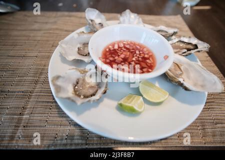 Mittagsbuffet Raw Oysters im J W Marriott Cafe JW Marriott Hotel, 4 Sukhumvit Rd, Khwaeng Khlong Toei, Khlong Toei, Bangkok Thailand Stockfoto