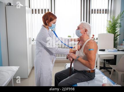 Ärztin untersucht ältere Patienten in ihrem Büro. Stockfoto