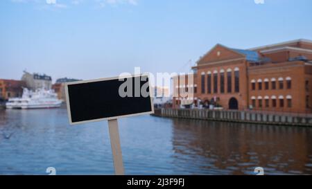 Leere Mockup-Vorlage Blackboard-Label gegen die polnische Baltic F. Chopin Philharmonic in Danzig ist eine Konzerthalle auf der Olowianka-Insel auf der Stockfoto