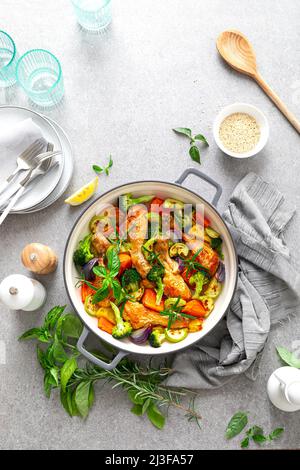 Hähnchenschenkel mit Gemüse gebacken. Draufsicht Stockfoto