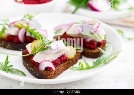Sandwiches mit gesalzenem Heringsfilet und Rote Beete Stockfoto