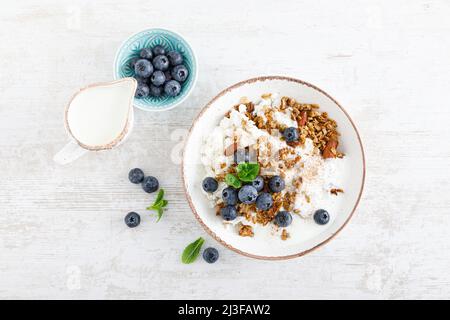 Schüssel Müsli mit frischer Heidelbeere, Quark oder Quark, Joghurt und Nüssen. Gesunde Ernährung. Frühstück. Draufsicht Stockfoto