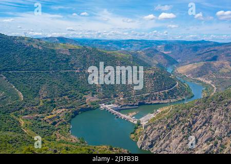 Luftaufnahme des Wasserkraftwerks Valeira im Douro-Tal, portugal. Stockfoto