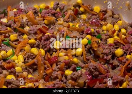 Lasagne Füllung. Hackfleisch in einer Pfanne zum Füllen von Lasagne. Selektive Fokusfüllung. Stockfoto