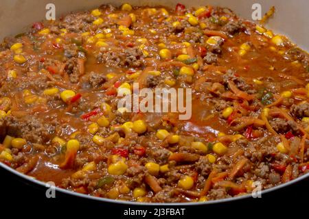 Lasagne Füllung. Hackfleisch in einer Pfanne zum Füllen von Lasagne. Selektive Fokusfüllung. Stockfoto