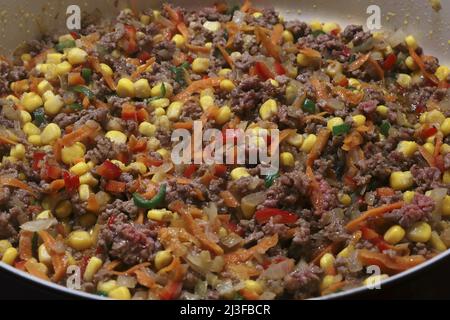 Lasagne Füllung. Hackfleisch in einer Pfanne zum Füllen von Lasagne. Selektive Fokusfüllung. Stockfoto