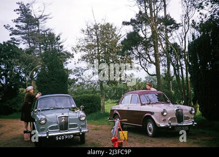 1961 Wolseley 1500 Mk III Auto, zwei Frauen waschen zwei neue Autos, Norfolk England UK fotografiert 1964 Stockfoto