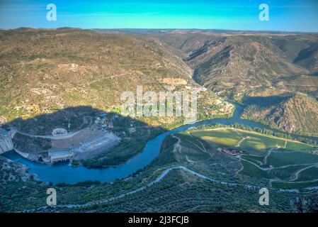 Luftaufnahme des Wasserkraftwerks Saucelle im Douro-Tal, portugal. Stockfoto