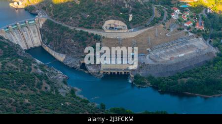 Luftaufnahme des Wasserkraftwerks Saucelle im Douro-Tal, portugal. Stockfoto