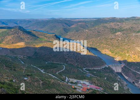 Luftaufnahme des Wasserkraftwerks Saucelle im Douro-Tal, portugal. Stockfoto