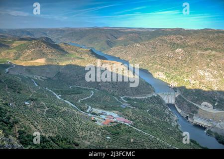 Luftaufnahme des Wasserkraftwerks Saucelle im Douro-Tal, portugal. Stockfoto