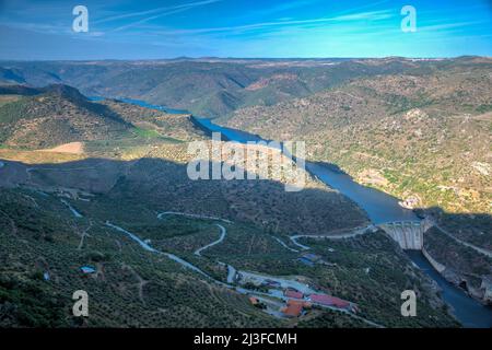 Luftaufnahme des Wasserkraftwerks Saucelle im Douro-Tal, portugal. Stockfoto