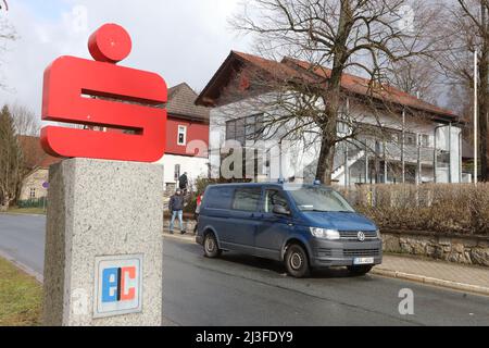 Schierke, Deutschland. 08. April 2022. Ermittler der Landeskriminalpolizei Sachsen-Anhalt sichern sich Beweise bei einer Sparkassenstelle ab. Die Detonation eines Geldautomaten in der Filiale verursachte erhebliche Sachschäden. Es ist noch nicht klar, ob bei der Explosion jemand verletzt wurde. Quelle: Matthias Bein/dpa/Alamy Live News Stockfoto