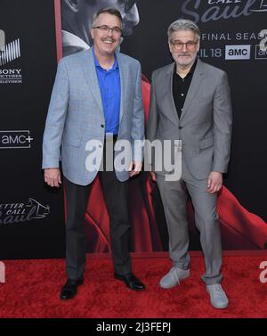 Los Angeles, USA. 07. April 2022. (L-R) Vince Gilligan und Peter Gould bei der Premiere von AMCs BETTER CALL SAUL Sixth and Final Season, die am Donnerstag, dem 7. April 2022, im Hollywood Legion Theatre in Hollywood, CA, stattfand. (Foto: Sthanlee B. Mirador/Sipa USA) Quelle: SIPA USA/Alamy Live News Stockfoto