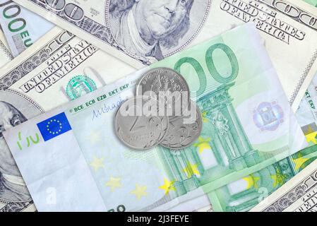 Russische Rubel auf Euro- und Dollar-Banknoten. Das Konzept des Aufstiegs oder Niedergangs des russischen Rubels gegenüber der europäischen und amerikanischen Währung Stockfoto