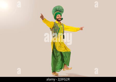 Sikh man bei der Durchführung von Bhangra während der Baisakhi-Aufführung Stockfoto