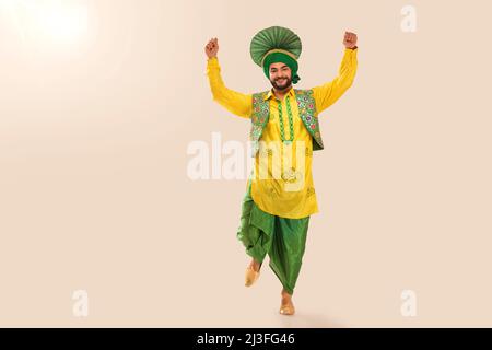 Sikh man bei der Durchführung von Bhangra während der Baisakhi-Aufführung Stockfoto