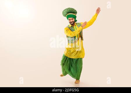 Sikh man bei der Durchführung von Bhangra während der Baisakhi-Aufführung Stockfoto