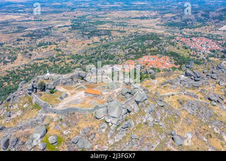 Luftaufnahme des Schlosses in Monsanto Stadt in Portugal. Stockfoto