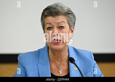 Prag, Tschechische Republik. 08. April 2022. Die EU-Kommissarin für Inneres, Ylva Johansson, spricht während der Pressekonferenz über die Zeugenaussagen von Kriegsverbrechen ukrainischer Flüchtlinge in Prag, Tschechische Republik, am 8. April 2022. Quelle: Ondrej Deml/CTK Photo/Alamy Live News Stockfoto