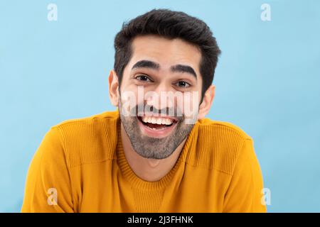 Porträt eines glücklichen jungen Mannes, der lächelnd auf die Kamera schaut Stockfoto