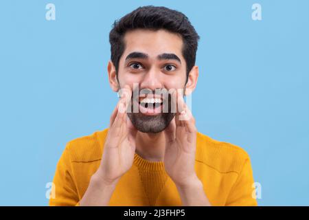 Porträt eines überraschten jungen Mannes, der mit geöffnetem Mund auf die Kamera schaut Stockfoto