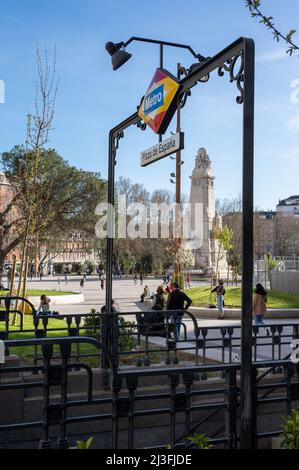 Madrid Spanien. 01. April 2022: Plaza de España in Madrid. Nahaufnahme der Metrostation Plaza de España Stockfoto